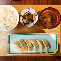Menú de gyozas con verduras a la plancha, arroz blanco y sopa de miso at Love For All in Kanazawa