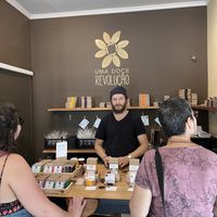 Jean-François, o criados da loja, com clientes  at Uma Doce Revolução in Santo Antonio Do Pinhal