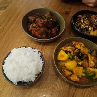 JAPCHAE NOODLES, SZECHUAN EGGPLANT, BLACK BEAN TOFU e RICE at KOKUMY in Frankfurt
