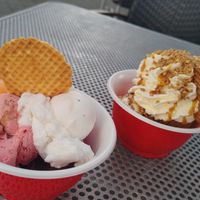 Linker Eisbecher vegan: Zitrone, Schoko und Erdbeereis at Eiscafé Granatella in Heiligenhaus