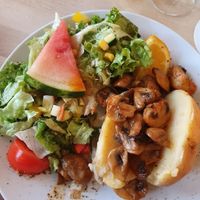 Bauernsalat mit Ofenkartoffel & Pilzen at früh bis spät in Trier