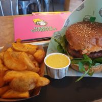 Vertrautheit burger with wedges at Urban Gorillas - Vegan Revolution in Dusseldorf