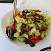 🍅🥒 at Ke Kremmydi in Idra