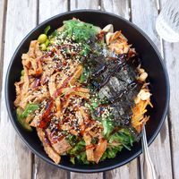 Lumch bowl with a generous portion of inari tofu and wakame as toppings at Miss Bowl in Helsinki