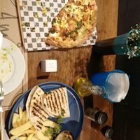 Tanto pizza como quesadillas están a la mitad porque no recordamos sacar foto antes! at Amukan Gourmet  in Chiloe