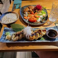 Frittiertes Sushi, Udon Nudeln in Erdnusssoße und vegane Ente at KOI 1984 in Regensburg