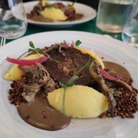 Rôti de seitan avec purée de pommes de terre à l'huile de truffes, pleurotes et crème à l'ail noir  at La Belle Verte in Toulouse