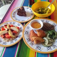 Las samosas de harina de garbanzos son un éxito total son más saludables y más crujientes el pastel de aguacate 🥑 lo ame infinitamente me encanta que su textura es suave y es at Chamaca Vegana in Mexico City