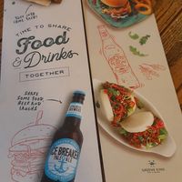 Menú principal, que también especifica claramente opciones veganas y vegetarianas at Windmill Inn in York