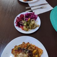 Placek po zbójnicku podzielony na dwie porcje, surówki świeże i smaczne at Karrotka in Torun