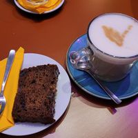 banana bread and latte macchiato at Flora et Labora in Milan