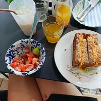 Chai latte , limonata al passion fruit, ceviche di pomodori e toast al kimchi con formaggio vegano at Checchi Brunch & Specialty Coffee in Brescia