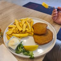Wiener Schnitzel mit Steakpommes at Das Delicious in Vienna
