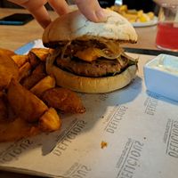 Kürbisburger mit Potato Wedges at Das Delicious in Vienna