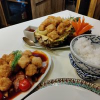 Gemüse Süß-Sauer mit gebackenem Tofu (vegan) und Thai-Reis mit gebackenem Tofu 
 in einem Ananas-Schiff (vegetarisch) at Baan Sukhothai in Augsburg