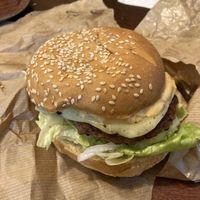 Le Big Smack : burger végétal, sauce maison, faux-mage, salade, cornichons, onions  at East Side Burgers in Paris