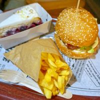 Space Inburger (limited edition) + Fries at East Side Burgers in Paris