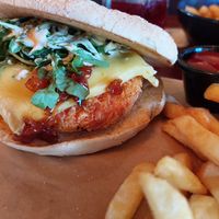 "Orlando Chik'n" burger (11.80; crunchy patty, vegan cheese, jalapenos, burger sauce, tomato, salad) + fries (2.90) + ketchup (0.50) at Cafe Del Sol in Fulda