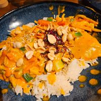 "Thai-Curry Bowl": rice, stir-fried veggies, sesame seeds, peanuts, sprouts, spicy sauce (14.5€) - serving size somewhat small at Cafe Del Sol in Fulda