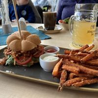 Burger mit glutenfreiem Brötchen und Süßkartoffelpommes  at Zum Segelflieger in Ohlstadt
