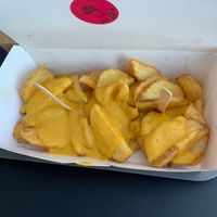 Patatas con salsa de queso vegana at Filthy  in Krakow