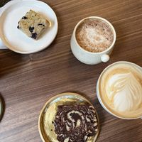front: Full Bloom Latte & zebra cake, back: Chocolate Chai Latte & gluten-free blondie   at Full Bloom Café in Nice
