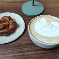 Cinnamon bun and large pumpkin latte at Full Bloom Café in Nice