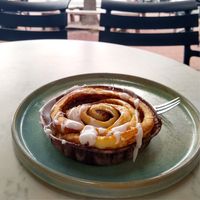 Warm Cinnamon Bun at Room - Rodeweg in Groningen