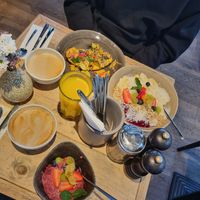 Pink Porridge, Hummusbtot, Happy Bowl at Cotidiano in Munich