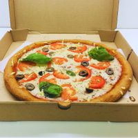 Napolitana vegana
Tomates, albahaca, crema de ajo, olivas negras, tomillo, oliva, sobre queso mozzarella plant based artesanal. at Ahora Pizza in Cordoba