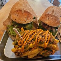 Spicy Chicken Burger, Sesame chicken burger und Chili cheese fries at VEG'D - Vegan Burgers - P-Berg in Berlin