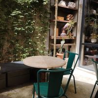 Outside eating at Musubu Cafe in Porto