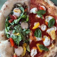 Vegan Margherita (with DreamFarm mozzarella) + Botanica 🫶🏼  at Zia Pizza in Peschiera Del Garda