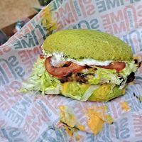 Hamburguesa estilo pollo crujiente, con pan brioche vegano de espinacas  at Same Same Burger - Cloud kitchen in Madrid