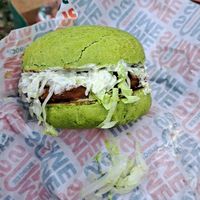 Hamburguesa Beyond con pan brioche de espinacas at Same Same Burger - Cloud kitchen in Madrid