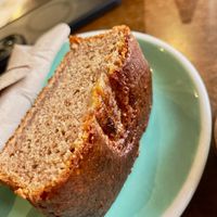 ¡El pan de plátano es riquíssimo! at Pionero Coffee Roasters in Oviedo