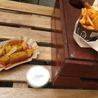 Knackige Pommes mit veganer Mayo und vegane Currywurst at Curry Co - Loschwitzer in Dresden