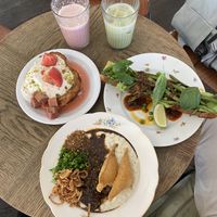 French toast, focaccia, and congee with a smoothie and a matcha latte !   at Lychees in Warsaw