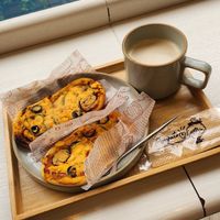 Vegan chai latte and vegan pizza at Shark Coffee in Tokyo