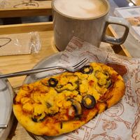 Vegan & GF pizza and an almond latte at Shark Coffee in Tokyo