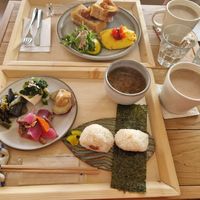 Vegan rice ball set option and vegetarian omelet with toast plus café and Chai with soy milk👌 at Cafe Pirica - 喫茶 Pirica (ピリカ) in Beppu