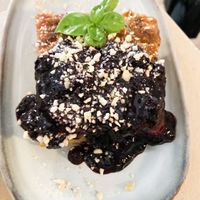 Veganer Toffee-Kuchen mit Blaubeeren  at Ses Cosines Restaurant in Mallorca