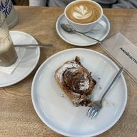 Ob die Zimtschnecke vegan ist, weiß ich nicht. Sie war aber sehr lecker  at Manufactum Brot & Butter in Munich
