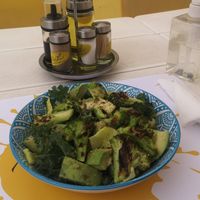 Groene salade met boerenkool, sla, avocado en zaden at Majlis in Dubai