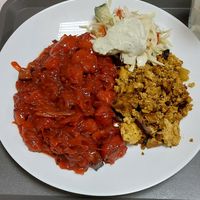 Noky s řepovým zelí a tofu, tofíčka a salátek s dipíkem. Pokud si dáváte polévku, tak není to na váhu, ale na porci. Takže kdo si víc nabere, víc má. Pití zdarma. at Dary Země in Roznov Pod Radhostem