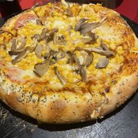 Vegane Pizza mit Käserand  at Mr & Mrs Retro in Seckach