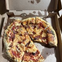 Chicago Pizza mit veganem 200g Käserand und Bacon sowie Knoblauch- 17€  at Mr & Mrs Retro in Seckach