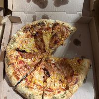 Chicago mit veganem Käserand, Schinken und Mais sowie Knoblauch- 18€  at Mr & Mrs Retro in Seckach