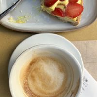 Scusate, faceva troppo gola per non iniziare. In compenso posso assicurare l'estrema bontà della torta! Potete anche vedere il prezzo dallo scontrino accanto al cappuccino😄 at Radicetonda - Via Spallanzani in Milan