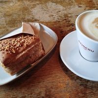 Colazione con cappuccino all'avena e saccottino alla nocciola at Radicetonda - Via Spallanzani in Milan